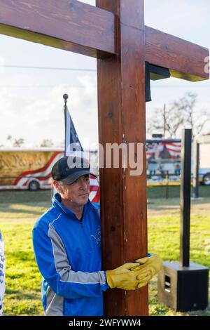 Molla di gocciolamento, Stati Uniti. 1 febbraio 2024. Dan Beazley, di Northville, Michigan, porta una grande croce di legno nei siti di tragedie e 'ovunque il Signore mi mandi'. Circa un migliaio di persone si sono radunate, ascoltate parlare di sicurezza delle frontiere e hanno fatto campagna per punti di discussione conservatori alla One Shot Distillery di Dripping Spring, Texas, il 1 febbraio 2024. Questo fu il primo grande raduno del convoglio "Take Our Border Back", iniziato intorno al 29 gennaio 2024 e che prevede di andare al confine tra Texas e Messico. (Foto di John Rudoff/Sipa USA) credito: SIPA USA/Alamy Live News Foto Stock