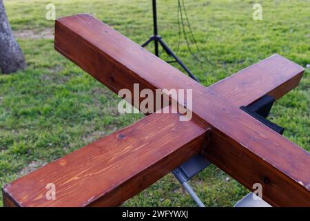 Molla di gocciolamento, Stati Uniti. 1 febbraio 2024. Dan Beazley, di Northville, Michigan, porta una grande croce di legno nei siti di tragedie e 'ovunque il Signore mi mandi'. Circa un migliaio di persone si sono radunate, ascoltate parlare di sicurezza delle frontiere e hanno fatto campagna per punti di discussione conservatori alla One Shot Distillery di Dripping Spring, Texas, il 1 febbraio 2024. Questo fu il primo grande raduno del convoglio "Take Our Border Back", iniziato intorno al 29 gennaio 2024 e che prevede di andare al confine tra Texas e Messico. (Foto di John Rudoff/Sipa USA) credito: SIPA USA/Alamy Live News Foto Stock
