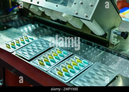 Linea di produzione di pillole di medicina a capsula, concetto farmaceutico industriale. Foto Stock