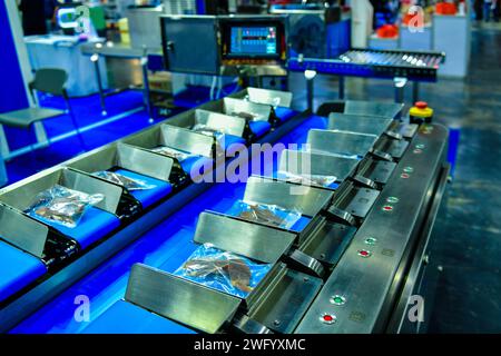 Linea di produzione automatica di alimenti a base di carne di pesce essiccato su macchinari per nastri trasportatori in fabbrica Foto Stock