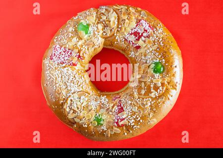 Torta ad anello. Roscon de reyes. pasticceria spagnola tradizionale Foto Stock