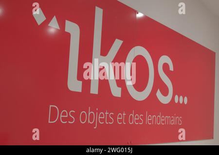 Bordeaux , Francia - 01 29 2024 : il logo della boutique ikos di seconda mano e del negozio di riciclaggio, il testo e il cartello del marchio sul negozio di facciata con ingresso alla parete Foto Stock