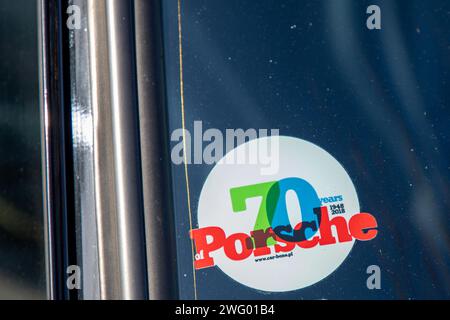 Bordeaux , Francia - 02 01 2024 : logo adesivo porsche segno dei 70 anni sessanta che festeggiano il 1948 2018 Foto Stock