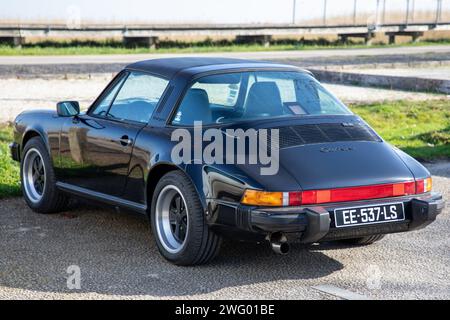 Bordeaux , Francia - 02 01 2024 : Porsche 911 carrera 3,2 auto d'epoca sportiva classica Foto Stock