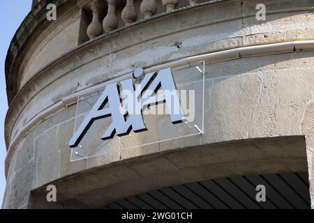 Bordeaux , Francia - 01 29 2024 : testo del logo axa bianco e marchio francese sulla facciata degli investimenti bancari e delle assicurazioni Foto Stock