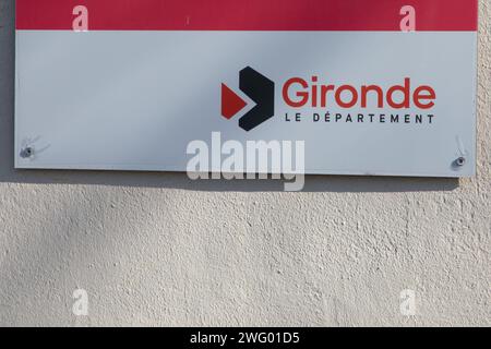 Bordeaux , Francia - 02 01 2024 : testo del dipartimento Gironde marchio e cartello logo ingresso principale agenzia di uffici regionali emblemi francesi locali Foto Stock