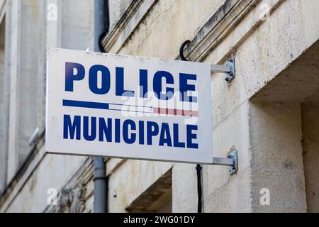Bordeaux , Francia - 01 29 2024 : testo del cartello municipale della polizia e logo sull'ufficio della facciata municipale della polizia francese nel centro della città Francia Foto Stock
