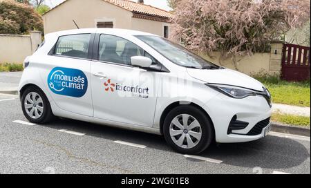 Bordeaux , Francia - 01 25 2024 : logo izi confort by edf groupe e testo del marchio sul lato auto elettrica renault zoe per distributore elettrico distrib Foto Stock