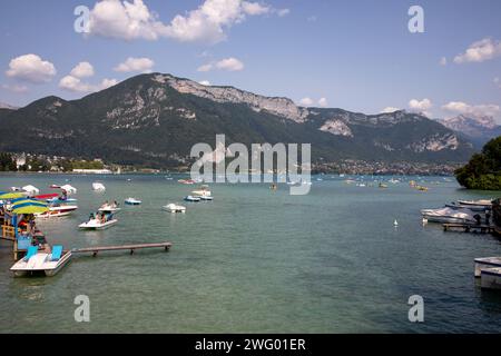 annecy , Francia - 11 20 2023 : città lacustre di Annecy di mattina tranquilla con accesso al canale di montagna lago d'acqua Foto Stock