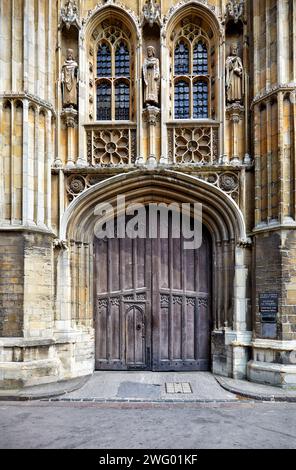 Cambridge, Regno Unito - 26 giugno 2010: Il cancello per l'edificio Old Schools sulla Trinity Line. Università di Cambridge. Regno Unito Foto Stock