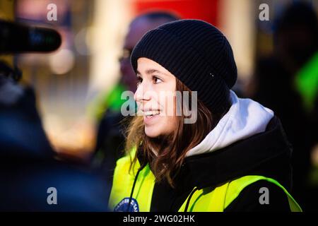 Klimaaktivistin Luisa Neubauer beim Warnstreik der Gewerkschaft ver.di im öffentlichen Personennahverkehr AM 02. Febbraio 2024 a Berlino. Betroffen in der Stadt sind die Berliner Verkehrsbetriebe BVG. BVG Streik a Berlino *** attivista climatica Luisa Neubauer allo sciopero d'allarme del ver di Trade union nel trasporto pubblico locale a Berlino il 2 febbraio 2024 le compagnie di trasporto di Berlino colpite nella città sono lo sciopero del BVG a Berlino Foto Stock