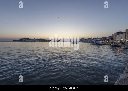 Foto sul porto della storica città costiera croata di Rovigno durante il tramonto in estate Foto Stock