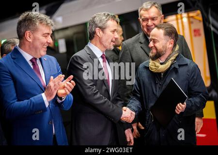 King Frederik X saluta Michal Olszewski, vicesindaco di Varsavia, alla firma di una lettera di intenti tra la metropolitana di Varsavia, alcune aziende danesi e il Fondo danese per l'esportazione e gli investimenti presso la stazione della metropolitana Stadion Narodowy di Varsavia, Polonia, giovedì 1 febbraio 2024. La stazione della metropolitana costituisce la struttura di un progetto che può potenzialmente raccogliere e riutilizzare il calore in eccesso della metropolitana inviandolo nel sistema di teleriscaldamento della città. Dal 30 gennaio al 2 febbraio, il re è impegnato nella promozione ufficiale degli affari in Polonia, con programmi sia nella capitale Varsavia che nella città portuale di Szczeci Foto Stock