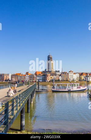 Persone sul molo del fiume IJssel a Deventer, Paesi Bassi Foto Stock