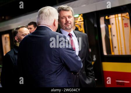 Re Frederik X parla con Jorgen Mads Clausen, proprietario di Danfoss durante una visita alla stazione della metropolitana Stadion Narodowy Varsavia, Polonia, giovedì 1 febbraio 2024. La stazione della metropolitana costituisce la struttura di un progetto che può potenzialmente raccogliere e riutilizzare il calore in eccesso della metropolitana inviandolo nel sistema di teleriscaldamento della città. Durante la visita, sarà firmata anche una lettera di intenti tra la metropolitana di Varsavia, un certo numero di aziende danesi e il Fondo danese per l'esportazione e gli investimenti. Il re è in promozione commerciale ufficiale in Polonia dal 30 gennaio al 2 febbraio, con programmi in entrambe le capitali Foto Stock