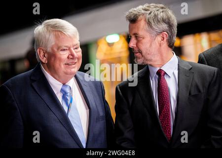 Re Frederik X parla con Jorgen Mads Clausen, proprietario di Danfoss durante una visita alla stazione della metropolitana Stadion Narodowy Varsavia, Polonia, giovedì 1 febbraio 2024. La stazione della metropolitana costituisce la struttura di un progetto che può potenzialmente raccogliere e riutilizzare il calore in eccesso della metropolitana inviandolo nel sistema di teleriscaldamento della città. Durante la visita, sarà firmata anche una lettera di intenti tra la metropolitana di Varsavia, un certo numero di aziende danesi e il Fondo danese per l'esportazione e gli investimenti. Il re è in promozione commerciale ufficiale in Polonia dal 30 gennaio al 2 febbraio, con programmi in entrambe le capitali Foto Stock