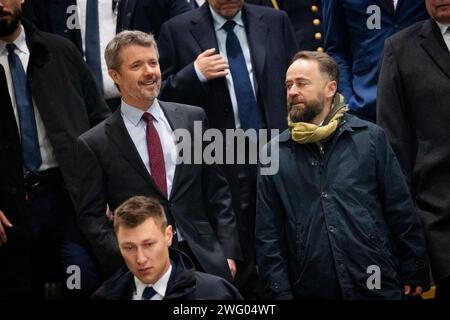 Re Frederik X e Michal Olszewski, vicesindaco di Varsavia (R) visitano la stazione della metropolitana Stadion Narodowy Varsavia, Polonia, giovedì 1 febbraio 2024. La stazione della metropolitana è l'ambientazione di un progetto che potrebbe potenzialmente raccogliere e riutilizzare il calore in eccesso della metropolitana inviandolo nel sistema di teleriscaldamento della città. Durante la visita, sarà firmata anche una lettera di intenti tra la metropolitana di Varsavia, un certo numero di aziende danesi e il Fondo danese per l'esportazione e gli investimenti. Il re è in promozione ufficiale degli affari in Polonia dal 30 gennaio al 2 febbraio, con programmi sia nella capitale Varsavia che in t Foto Stock