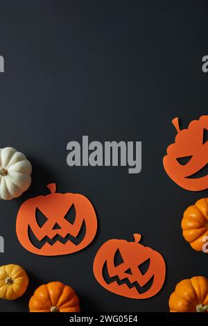 Le zucche in una composizione piatta per Halloween sono ambientate su uno sfondo scuro. vista dall'alto, dall'alto. Spazio vuoto per aggiungere il prodotto Foto Stock