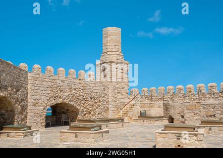 Tetto della fortezza di Koules nel vecchio porto veneziano. Heraklion, Creta, Grecia Foto Stock