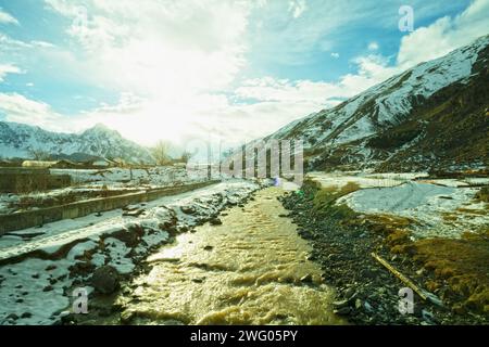 Kazbegi Stepantsminda confine tra Georgia e Russia. La neve in montagna e i ghiacciai per lo sfondo Foto Stock