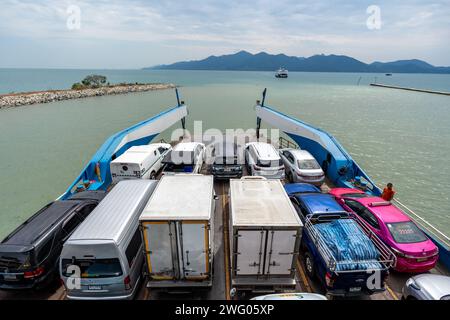 Trad, Thailandia - 24 gennaio 2024 - traghetto di Koh Chang completamente carico di auto in partenza dal porto nella provincia di Trad, Thailandia, in direzione dell'isola di Koh Chang Foto Stock