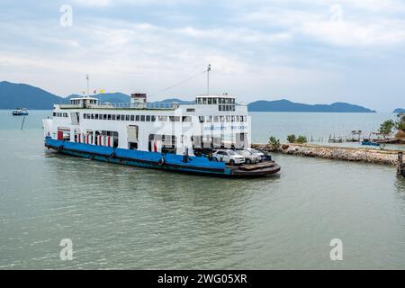 Trad, Thailandia - 24 gennaio 2024 - traghetto Koh Chang in arrivo per attraccare in un porto nella provincia di Trad, Thailandia Foto Stock