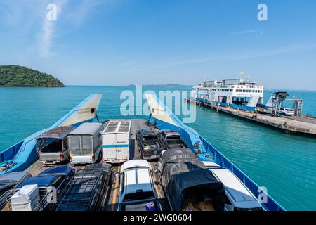 Trad, Thailandia - 24 gennaio 2024 - traghetto di Koh Chang completamente carico di auto in partenza dal porto nella provincia di Trad, Thailandia, in direzione dell'isola di Koh Chang Foto Stock