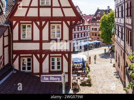Case medievali in legno nella città vecchia di Norimberga, Germania, con la casa-museo di Albrecht Dürer sullo sfondo. Foto Stock
