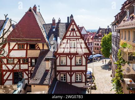 Case medievali in legno nella città vecchia di Norimberga, Germania, con la casa-museo di Albrecht Dürer sullo sfondo. Foto Stock