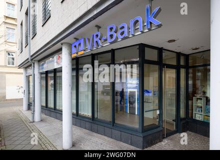 VR-Bank Bad Salzungen Schmalkalden EG - Filiale Erfurt VR-Bank Bad Salzungen Schmalkalden eg, Beratungsstelle Erfurt Meyfartstraße die Volks- und Raiffeisenbank Bad Salzungen Schmalkalden steht im Fokus der Bundesanstalt für Finanzdienstleistungsaufsicht BaFin. Die Bank, Die erst mit der Raiffeisenbank Borken Nordhessen fusionierte, wurde bundesweit wegen der Einstein llung des Fußballers Stefan Effenberg als Effenberg-Bank bekannt. Erfurt Thüringen DEUTSCHLAND **** VR Bank Bad Salzungen Schmalkalden eg filiale di Erfurt VR Bank Bad Salzungen Schmalkalden eg, ufficio di consulenza Erfurt Meyfartstraße Volks Foto Stock