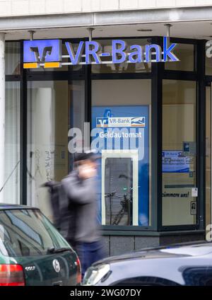 VR-Bank Bad Salzungen Schmalkalden EG - Filiale Erfurt VR-Bank Bad Salzungen Schmalkalden eg, Beratungsstelle Erfurt Meyfartstraße die Volks- und Raiffeisenbank Bad Salzungen Schmalkalden steht im Fokus der Bundesanstalt für Finanzdienstleistungsaufsicht BaFin. Die Bank, Die erst mit der Raiffeisenbank Borken Nordhessen fusionierte, wurde bundesweit wegen der Einstein llung des Fußballers Stefan Effenberg als Effenberg-Bank bekannt. Erfurt Thüringen DEUTSCHLAND **** VR Bank Bad Salzungen Schmalkalden eg filiale di Erfurt VR Bank Bad Salzungen Schmalkalden eg, ufficio di consulenza Erfurt Meyfartstraße Volks Foto Stock