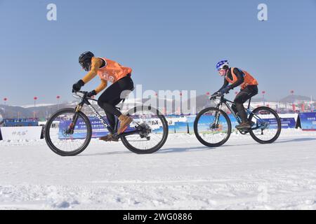 I piloti competono nella gara di pattinaggio durante la prima China Jilin Songhua River Ice Skating Marathon nella contea di Jingyu, Baishan City, nord-est del CH Foto Stock