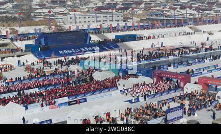 I piloti competono nella gara di pattinaggio durante la prima China Jilin Songhua River Ice Skating Marathon nella contea di Jingyu, Baishan City, nord-est del CH Foto Stock