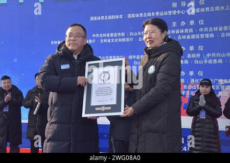 I piloti competono nella gara di pattinaggio durante la prima China Jilin Songhua River Ice Skating Marathon nella contea di Jingyu, Baishan City, nord-est del CH Foto Stock