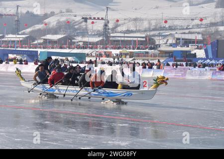 I piloti competono nella gara di pattinaggio durante la prima China Jilin Songhua River Ice Skating Marathon nella contea di Jingyu, Baishan City, nord-est del CH Foto Stock