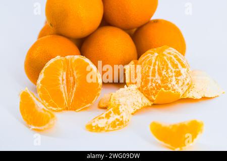 Una deliziosa composizione che cattura la freschezza dei mandarini su uno sfondo bianco pulito. Foto Stock