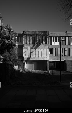 Una maisonette su Wolvercote Road SE2, parte della Lesnes Estate a Thamesmead, una proprietà brutalista costruita nel 1967, che doveva essere demolita e riqualificata. Foto Stock