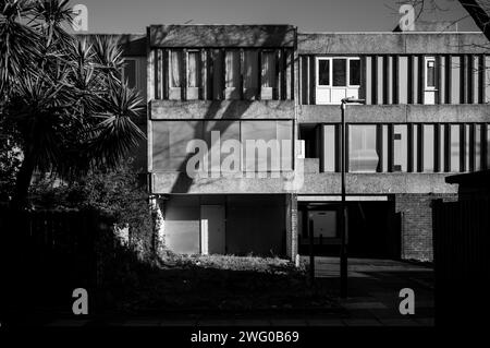 Una maisonette su Wolvercote Road SE2, parte della Lesnes Estate a Thamesmead, una proprietà brutalista costruita nel 1967, che doveva essere demolita e riqualificata. Foto Stock