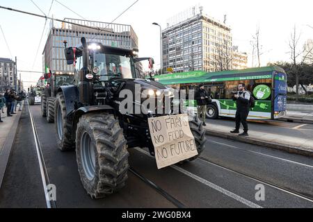Milano, Italia - 1° febbraio 2024: Gli agricoltori italiani protestano con i trattori contro le politiche agricole dell'UE. Foto Stock