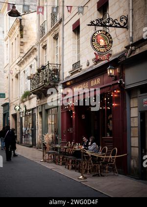 La vita quotidiana nelle strade di Bordeaux in una soleggiata giornata invernale. Conosciuta come la capitale mondiale del vino, Bordeaux è la sesta città più grande della Francia. Foto Stock