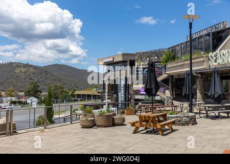 Jindabyne città australiana nella regione di Snowy Monaro, centro città con negozi e negozi, estate 2024 Foto Stock