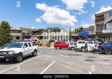 Jindabyne città australiana nella regione di Snowy Monaro, centro città con negozi e negozi, estate 2024 Foto Stock