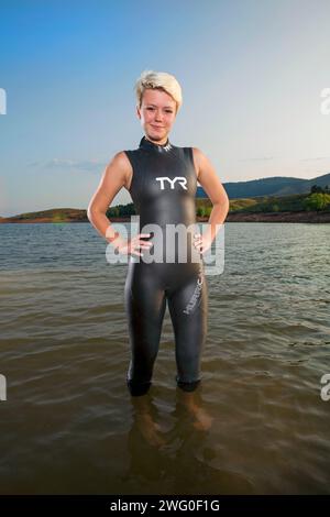 Ritratto della nuotatrice femminile che indossa una muta in piedi nel serbatoio di Horsetooth Foto Stock