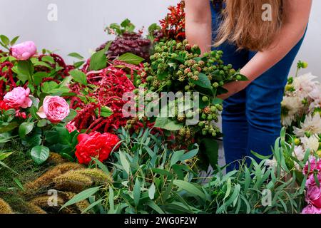 Donna che lavorano nel negozio di fiori. Luogo di mercato Foto Stock