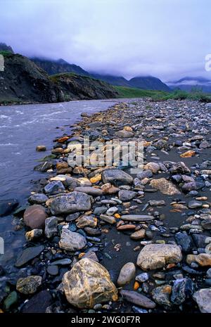 Un fiume scorre fuori dalla catena Brooks Range attraverso l'Arctic National Wildlife Refuge in Alaska. Foto Stock