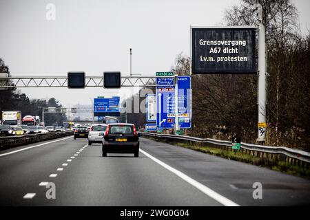 EINDHOVEN - Un cartello a matrice indica che il valico di frontiera della A67 è chiuso. Gli agricoltori olandesi e belgi bloccano il passaggio di frontiera tra i Paesi Bassi e il Belgio. Gli agricoltori stanno dimostrando contro le norme agricole che ritengono siano una concorrenza troppo rigida e sleale all'interno dei confini europei. ANP ROB ENGELAAR netherlands Out - belgium Out Foto Stock