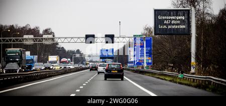 EINDHOVEN - Un cartello a matrice indica che il valico di frontiera della A67 è chiuso. Gli agricoltori olandesi e belgi bloccano il passaggio di frontiera tra i Paesi Bassi e il Belgio. Gli agricoltori stanno dimostrando contro le norme agricole che ritengono siano una concorrenza troppo rigida e sleale all'interno dei confini europei. ANP ROB ENGELAAR netherlands Out - belgium Out Foto Stock