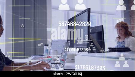 Immagine di connessioni con icone e numeri su diversi dipendenti aziendali in ufficio Foto Stock