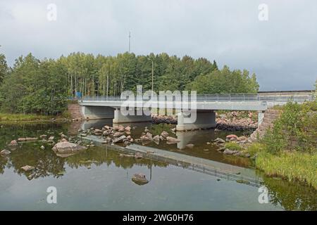 Vista del ponte autostradale Ahvenkoski sulle rapide del fiume Kymijoki in estate nuvolosa, Pyhtää, Finlandia. Foto Stock