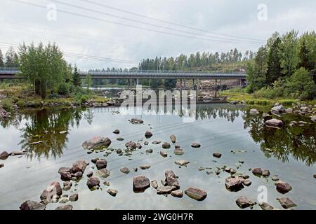 Vista del ponte autostradale Ahvenkoski sulle rapide del fiume Kymijoki in estate nuvolosa, Pyhtää, Finlandia. Foto Stock